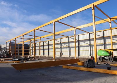 Neubau Halle Maschinenring Dachkonstruktion ist fast fertig
