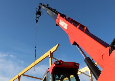 Neubau Halle Maschinenring Kranarm ragt in den Himmel