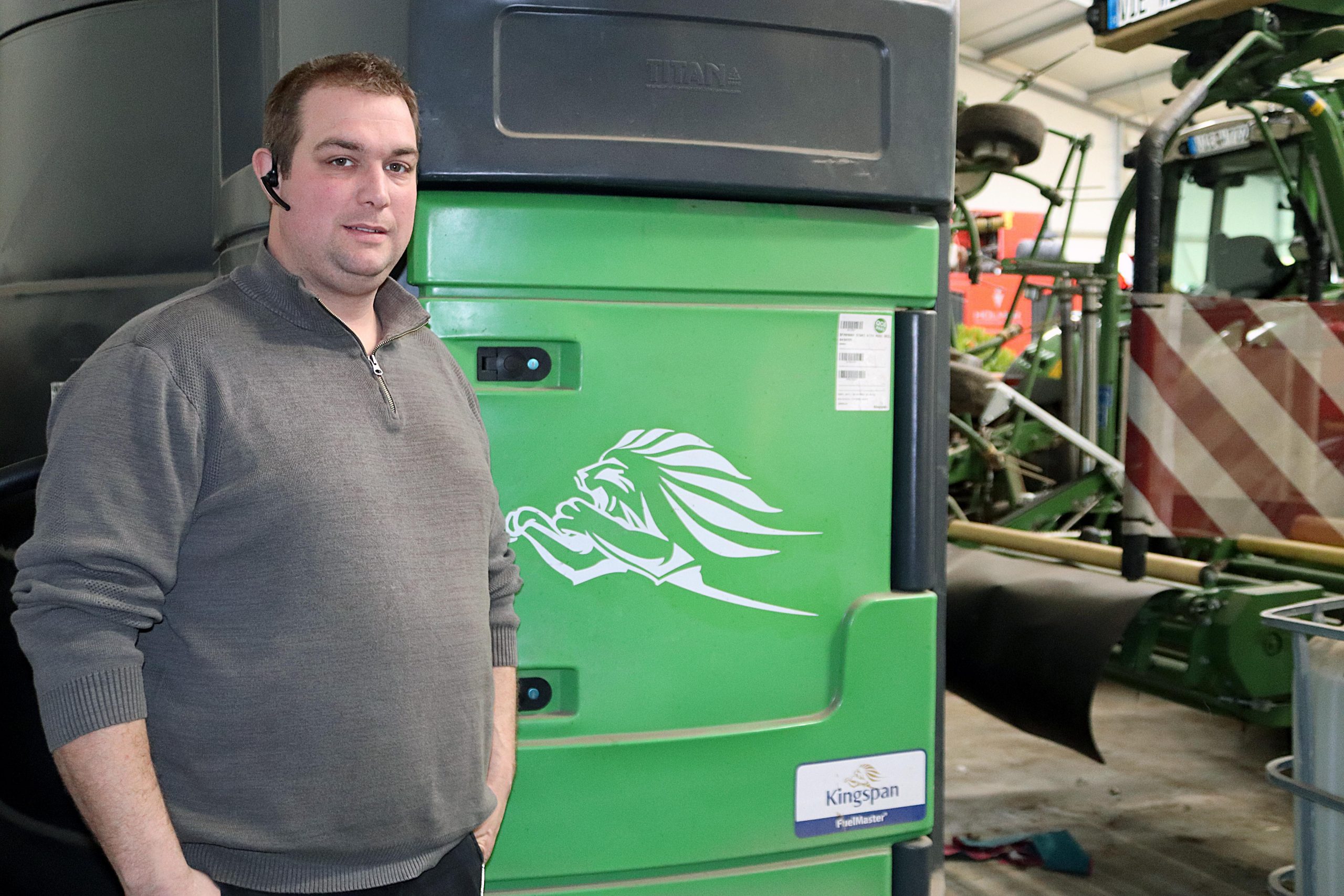 Landwirt Andre Winkels vor dem FuelMaster 9000 Liter